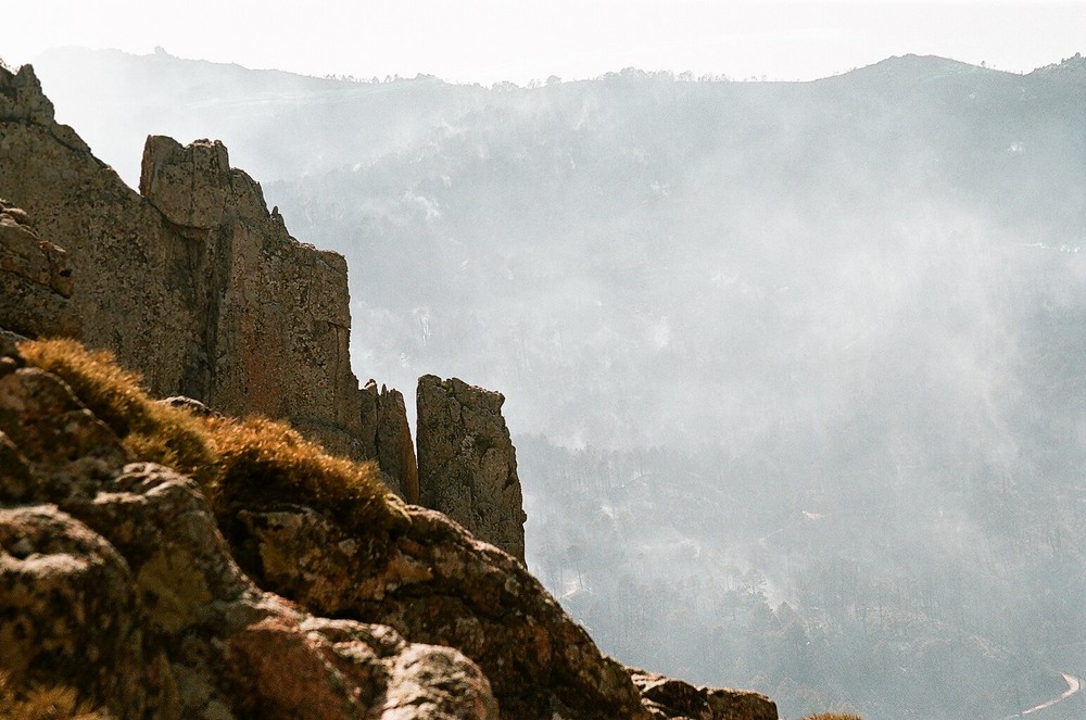 La montagne fume.