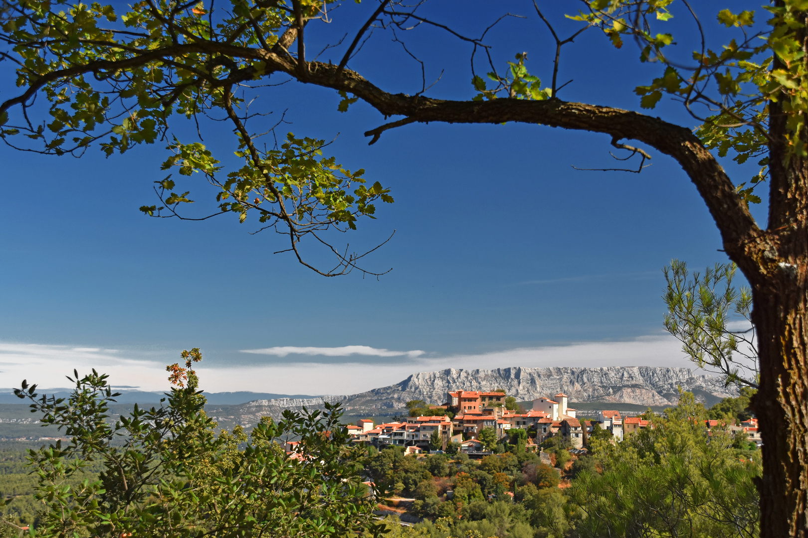 La montagne Sainte-Victoire et le village de Mimet au premier plan