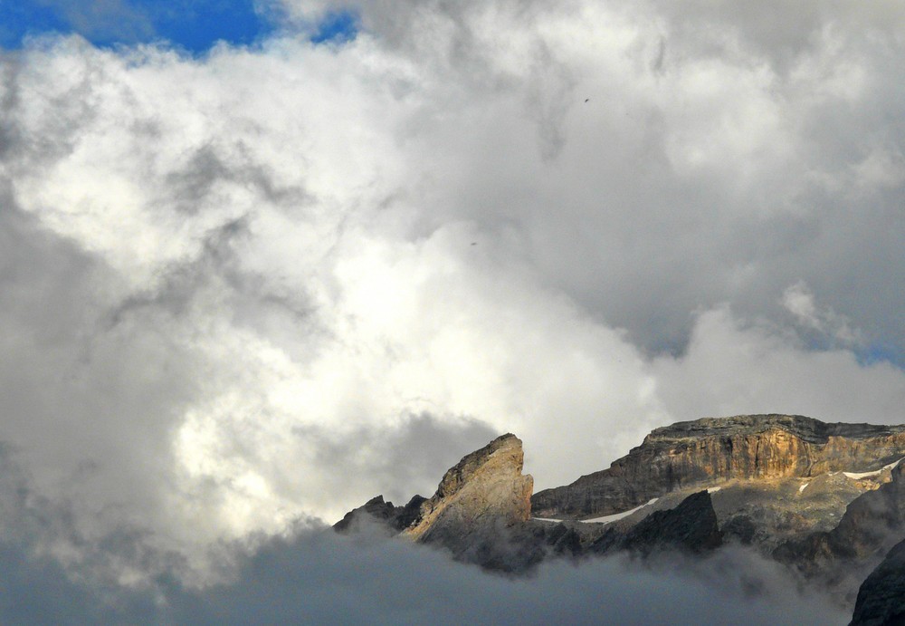 La montagne sur son nuage.