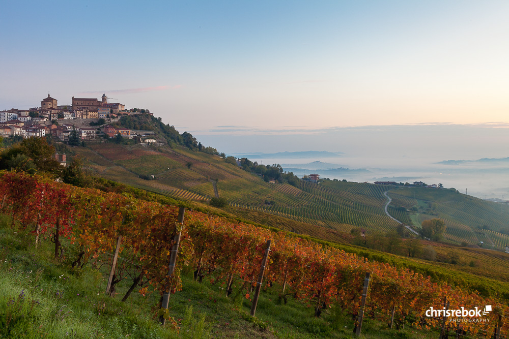 La Morra bei Sonnenaufgang (Piemont, Italien)