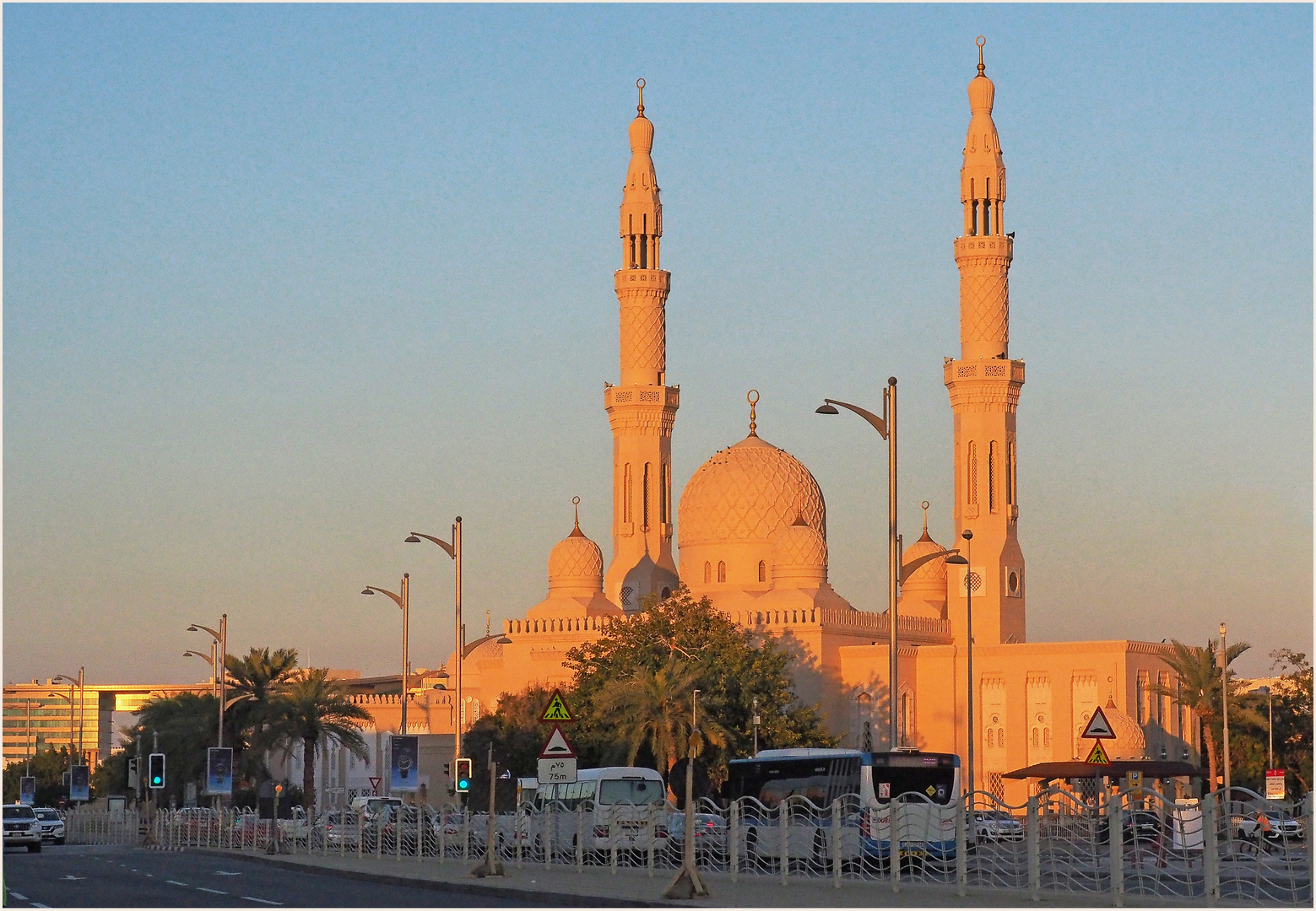 La mosquée de Jumeira au soleil couchant