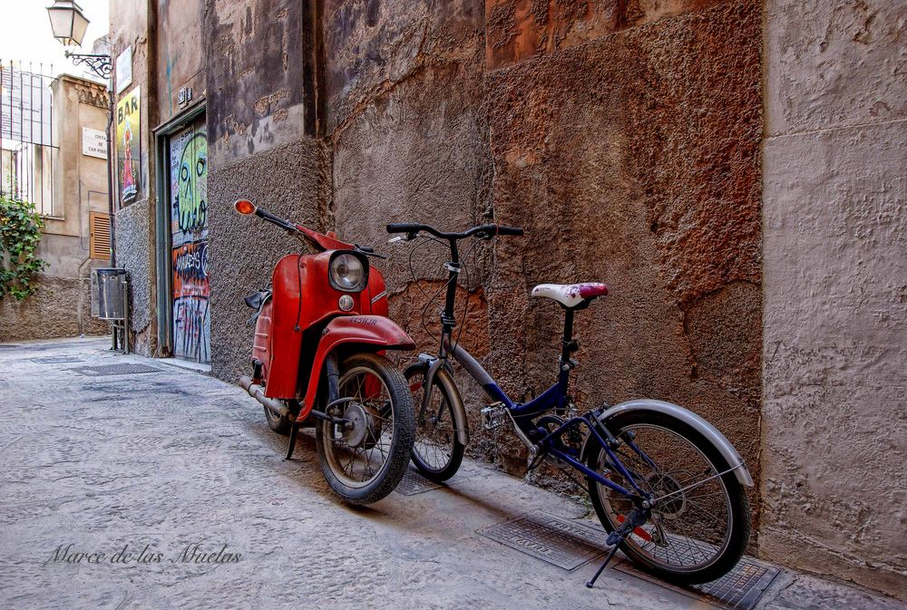 ...la moto roja...