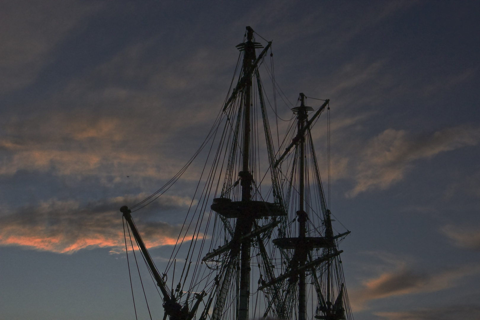 La mâture de l'Hermione au crépuscule.