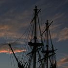 La mâture de l'Hermione au crépuscule.