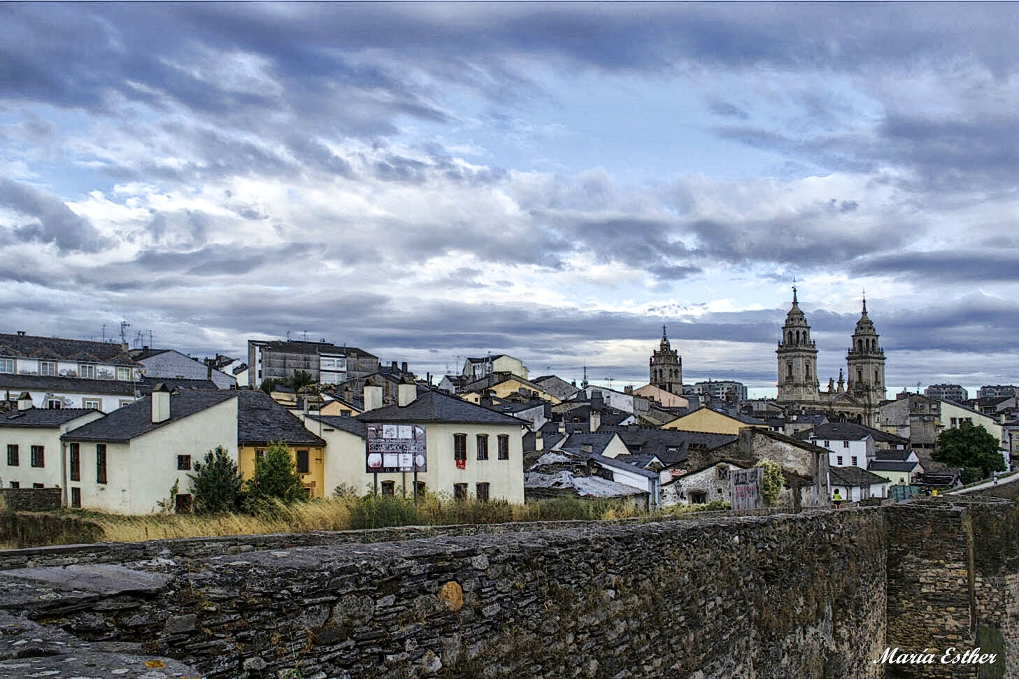 La muralla de Lugo envolviendo la ciudad.