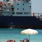 La nave e il bagnante... Lampedusa, Guitgia.