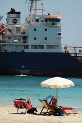 La nave e il bagnante... Lampedusa, Guitgia.