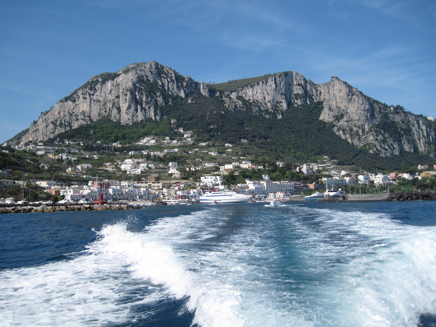 La nave per Capri