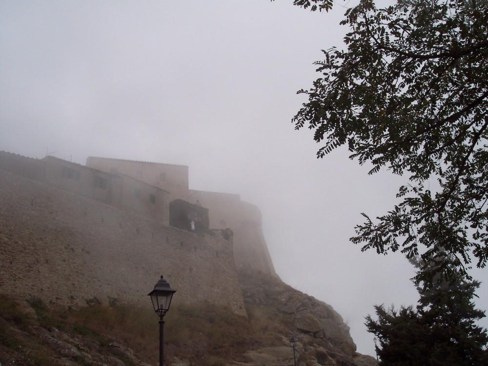 LA NEBBIA AGLI IRTI COLLI PIOVIGGINANDO SALE...