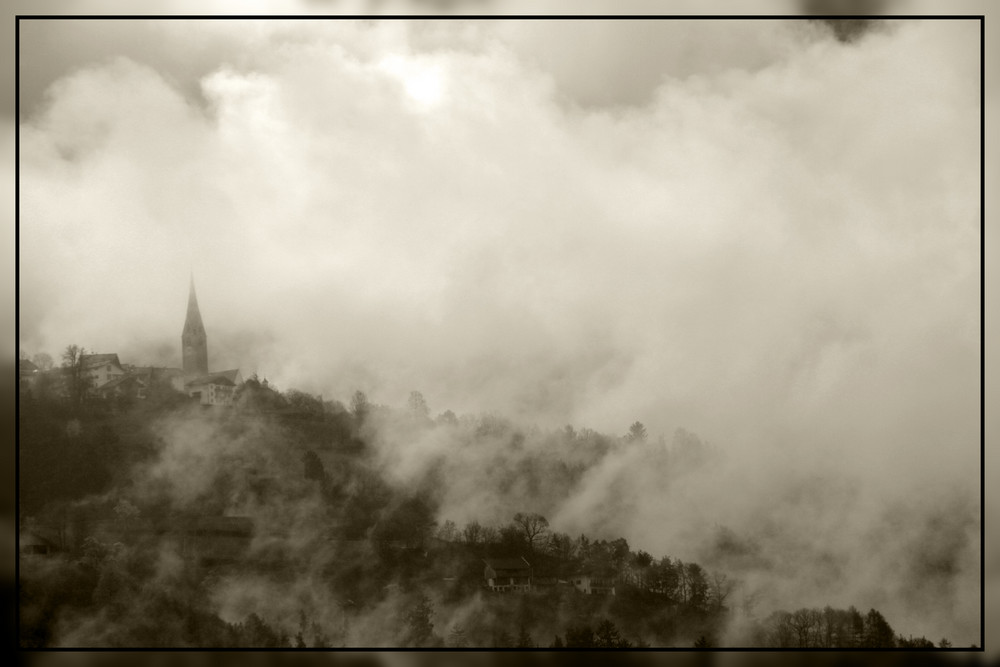 La nebbia agl'irti colli...