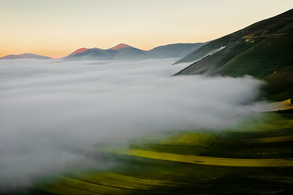 la nebbia sale  sul piano dipiaaano di castelluccio   