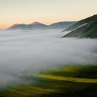 la nebbia sale  sul piano dipiaaano di castelluccio   