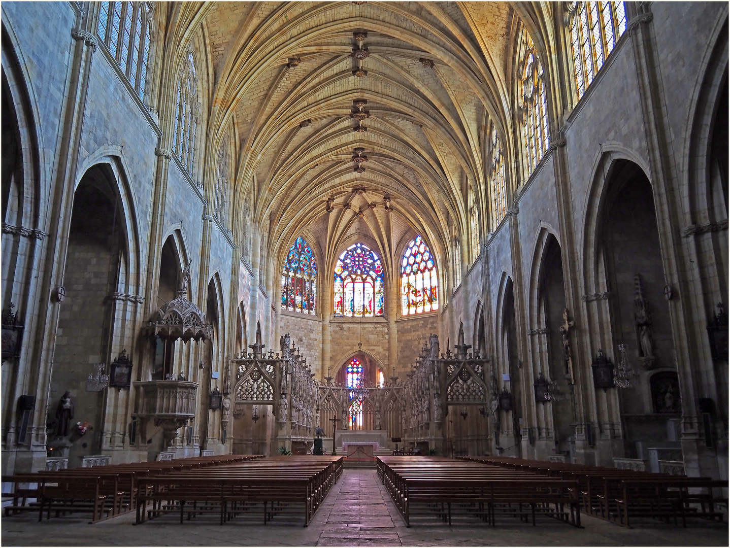 La nef de la Cathédrale Saint-Pierre