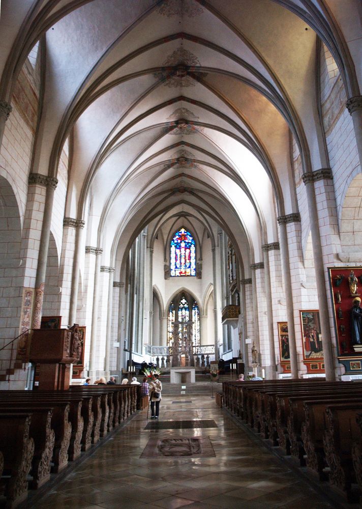 La nef gothique de la Cathédrale d’Augsbourg  --  Das gotische Kirchenschiff des Augsburger Domes 