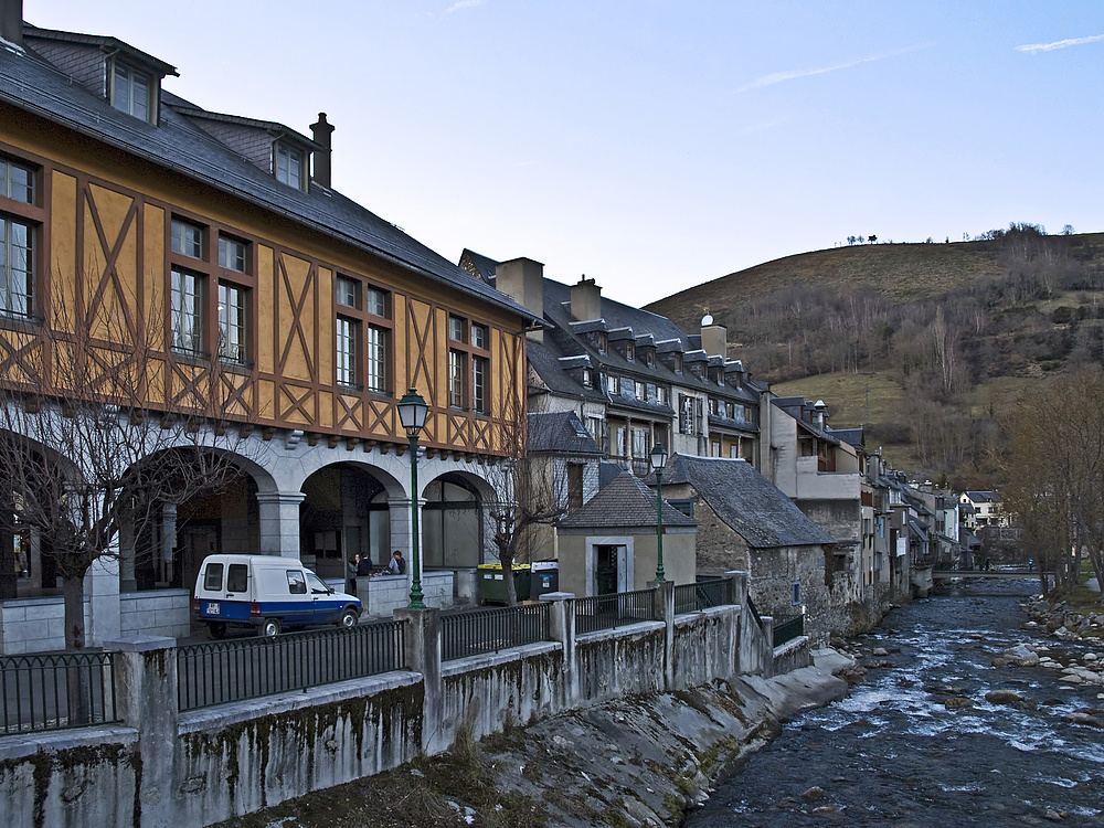 La Neste du Louron et la Mairie à Arreau -- Die „Neste du Louron“ und das Rathaus in Arreau