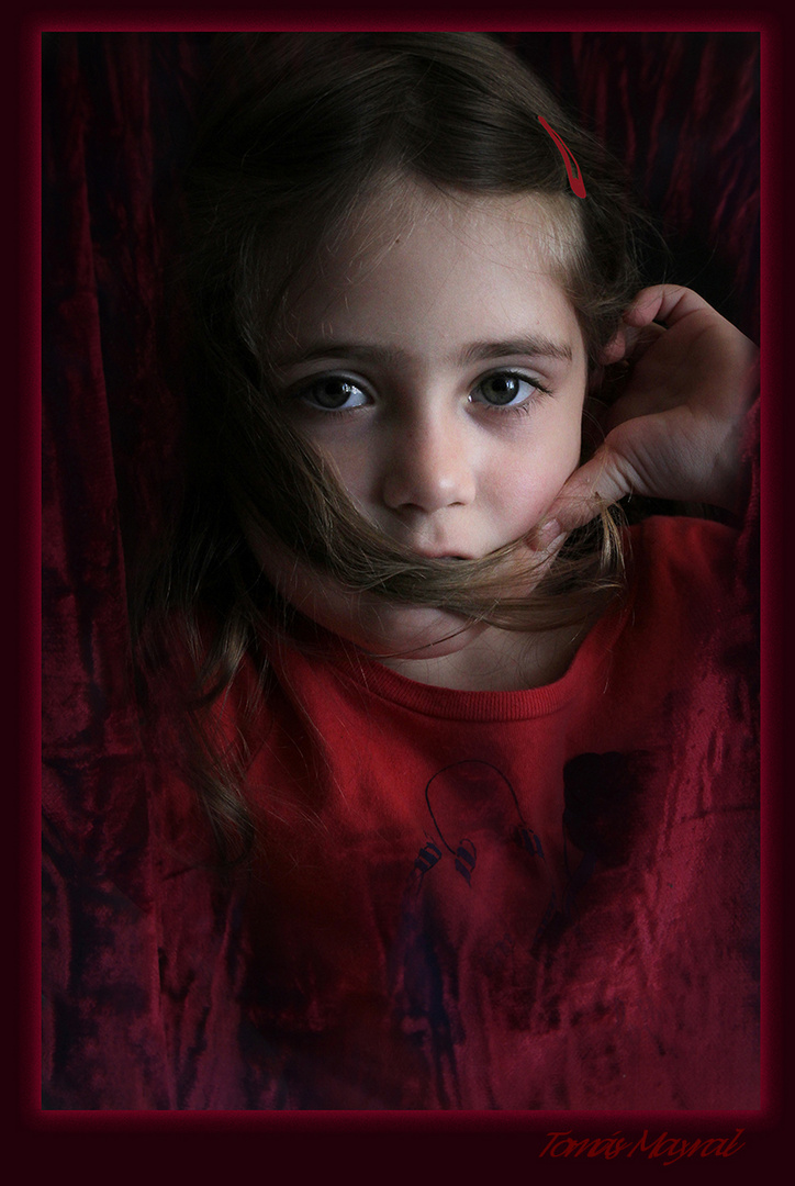 LA NIÑA DE ROJO