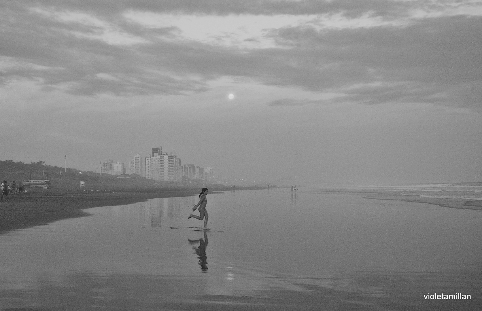 LA NIÑA Y LA LUNA