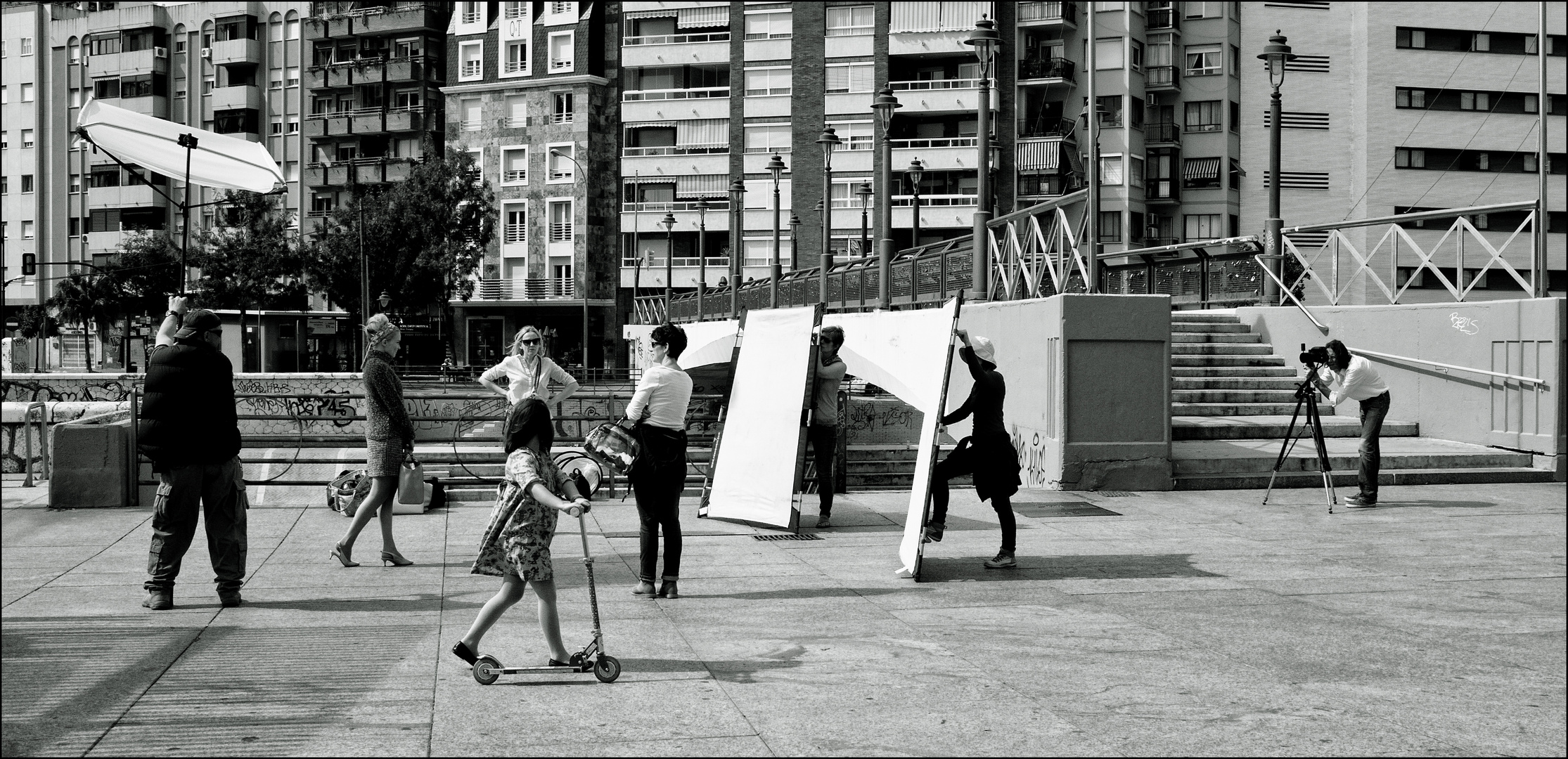 LA NIÑA Y LA PATINETA.