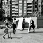 LA NIÑA Y LA PATINETA.