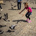 La niña y las palomas