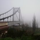 la niebla y el puente colgante