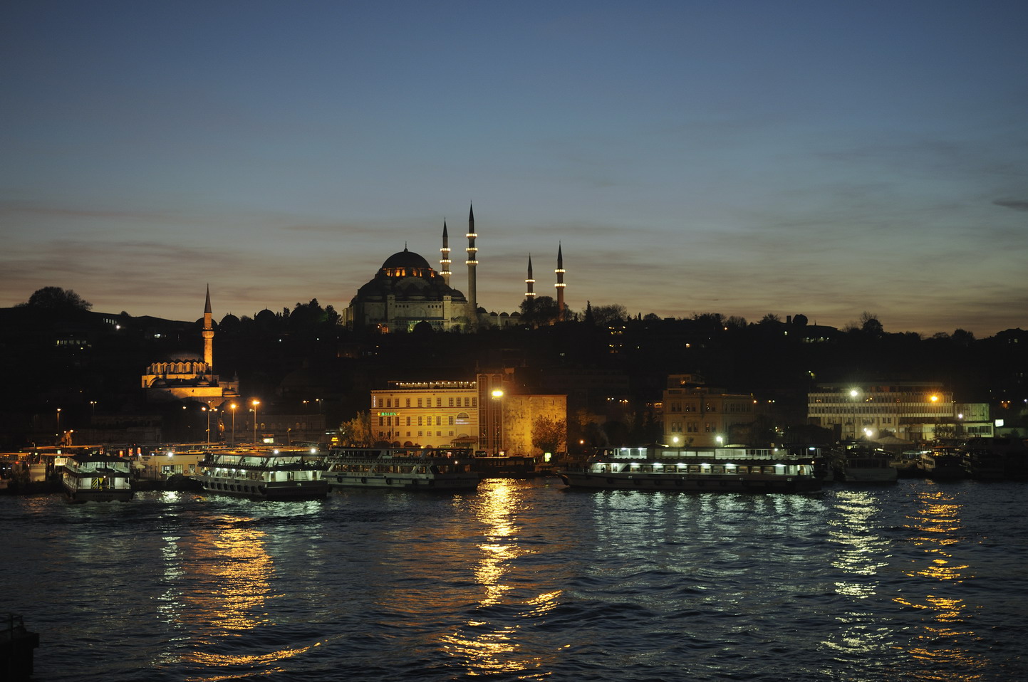 La noche de Estambul en el cuerno de oro