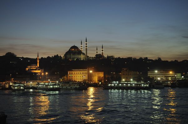 La noche de Estambul en el cuerno de oro