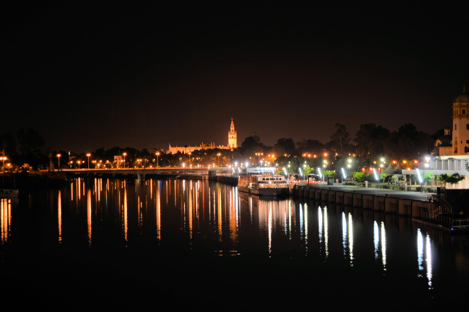 LA NOCHE SEVILLANA