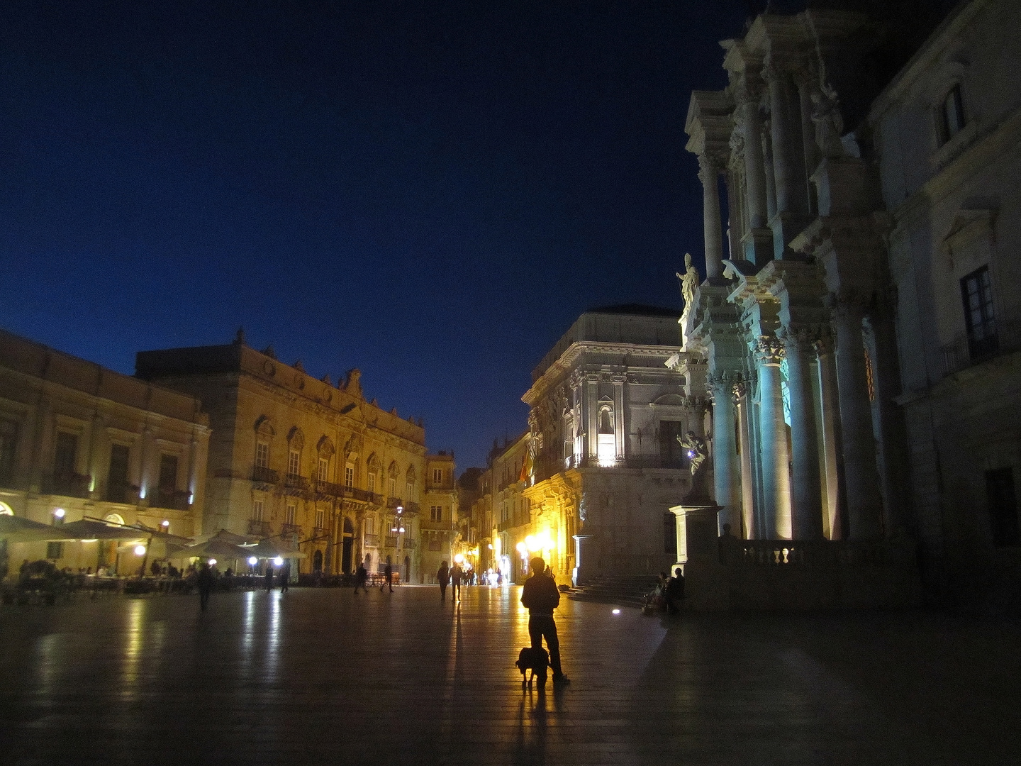 La notte in Piazza Duomo.