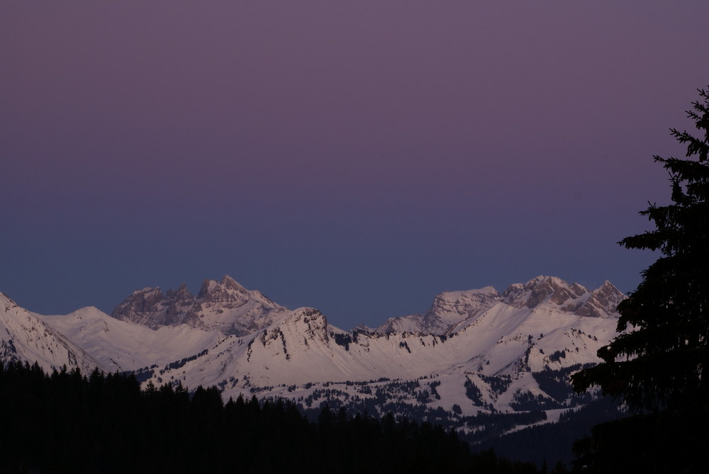 La nuit arrive sur les Dents du Midi