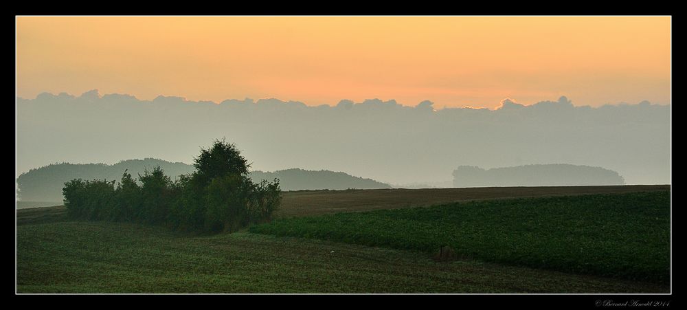 La nuit brumeuse s'efface devant Râ