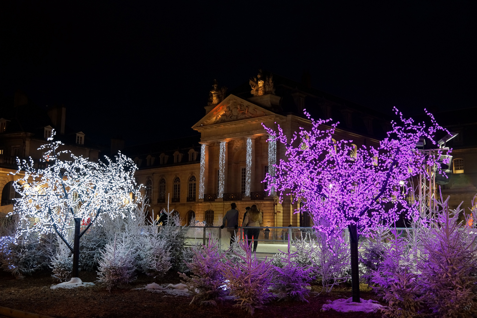 la nuit, la ville scintille....