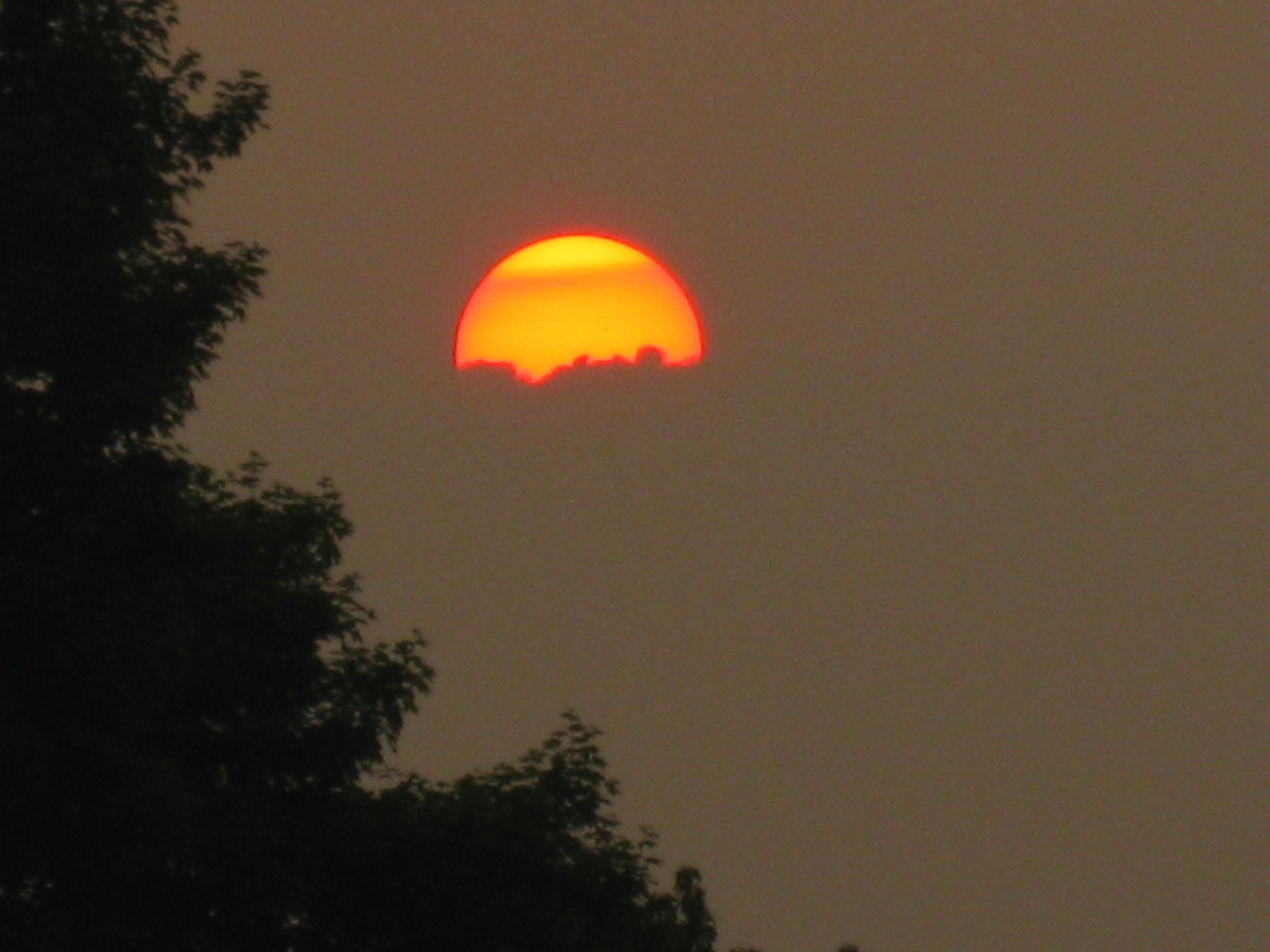 la nuit sera belle, le soleil met son ombrelle