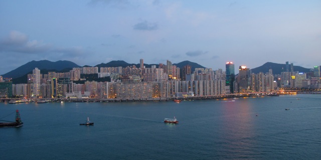 la nuit tombe sur la baie d'Hong-kong