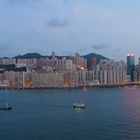 la nuit tombe sur la baie d'Hong-kong