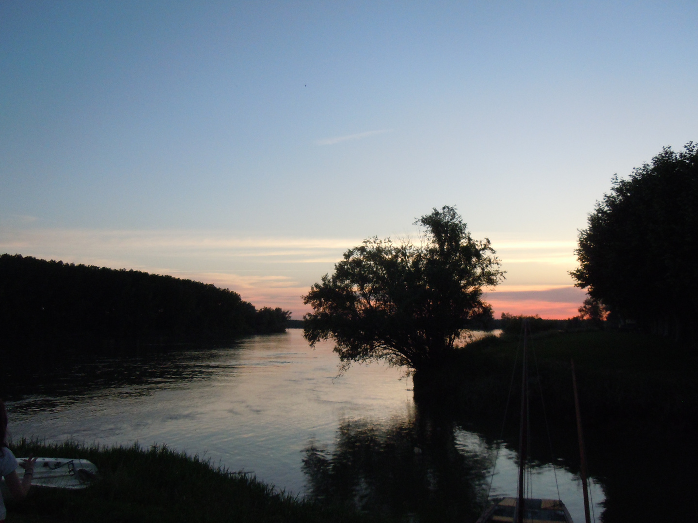 La nuit tombe sur le fleuve