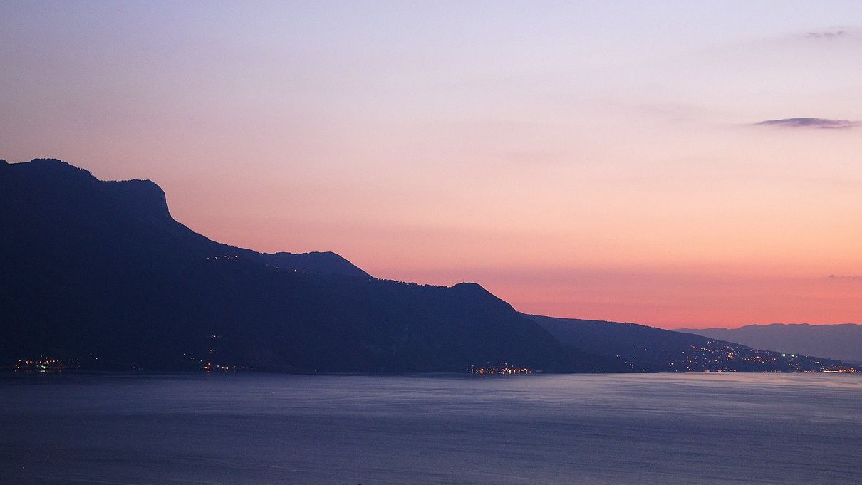 La nuit tombe sur le lac Léman