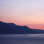 La nuit tombe sur le lac Léman