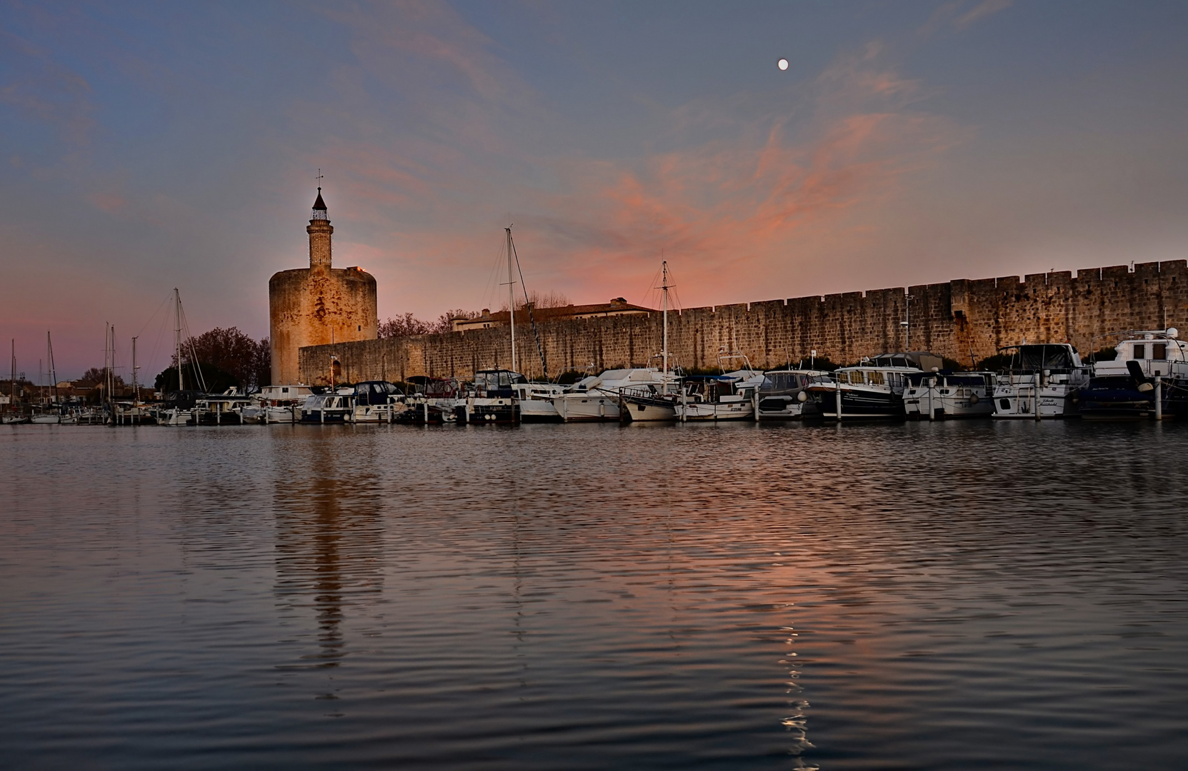 La nuit tombe sur les remparts d'Aigues-Mortes et la tour Constance...