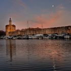 La nuit tombe sur les remparts d'Aigues-Mortes et la tour Constance...