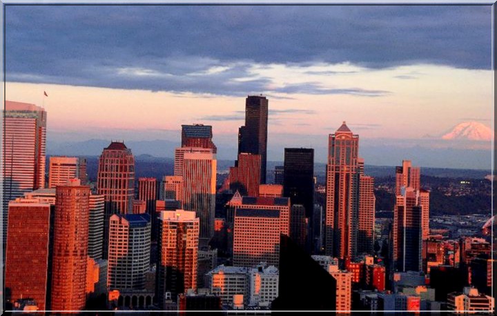 La nuit tombe sur Seattle.