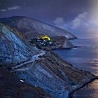 La nuit tombe sur une village au bord de la mer