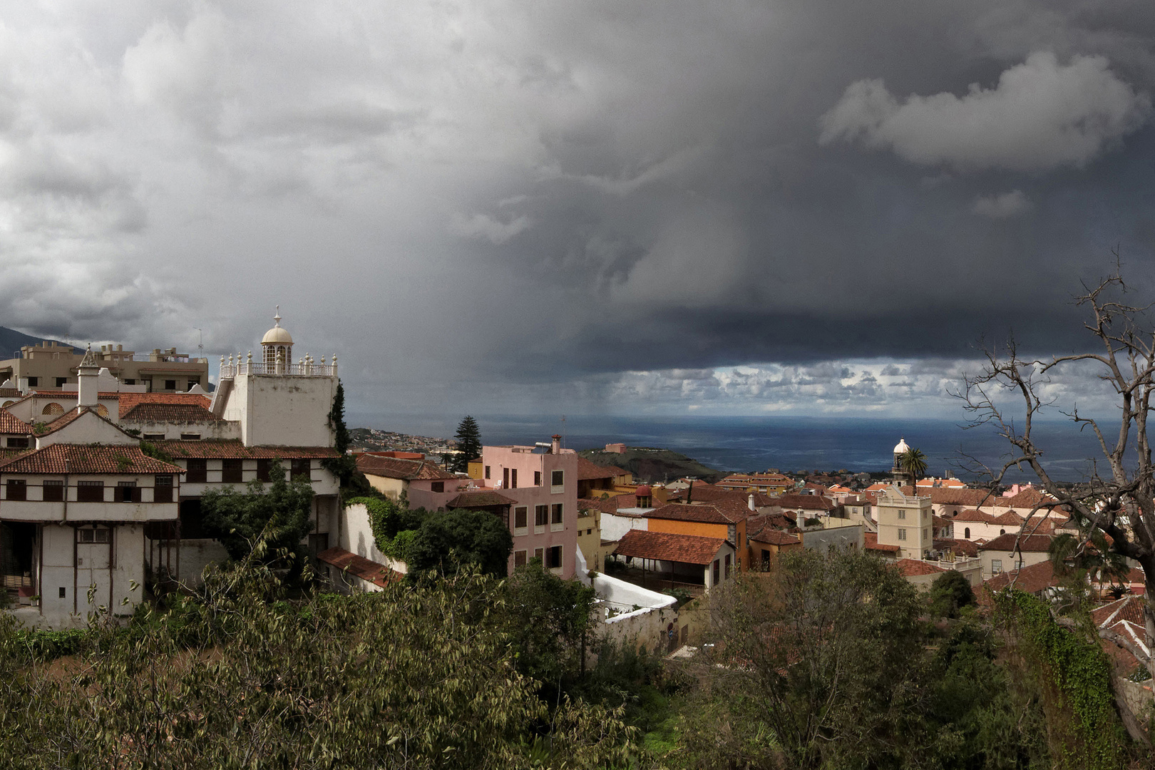 La Orotava (Teneriffa) zwischen Sonne und Regenschauer