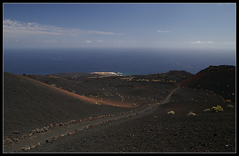 La Palma: Blick über den Vulkan zum Meer