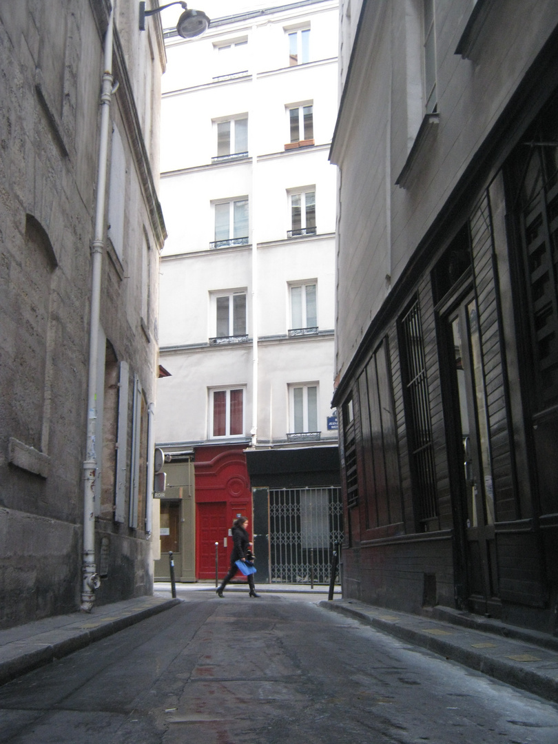 la passante au sac azur .... vue de la rue du Pélican Paris II arr