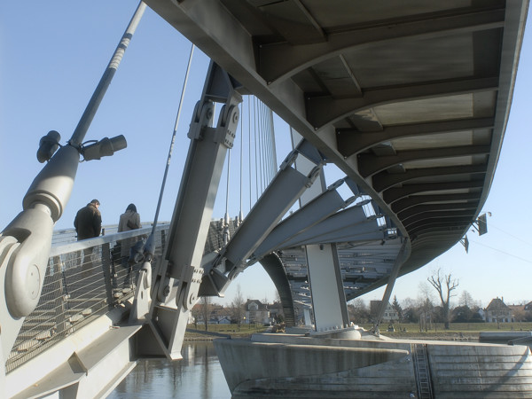 La passerelle des « Deux Rives » sur le Rhin relie les deux villes : Strasbourg et Kehl.