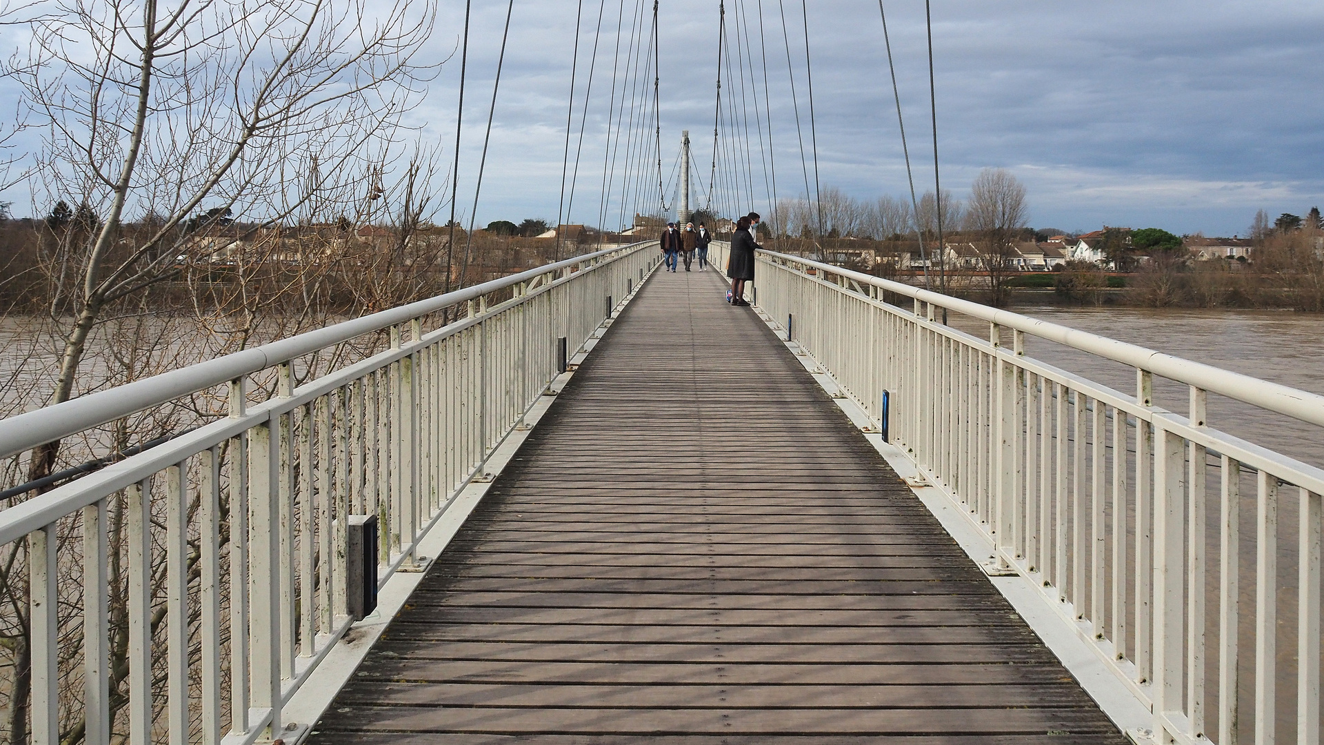 La passerelle suspendue d’Agen au-dessus de la Garonne