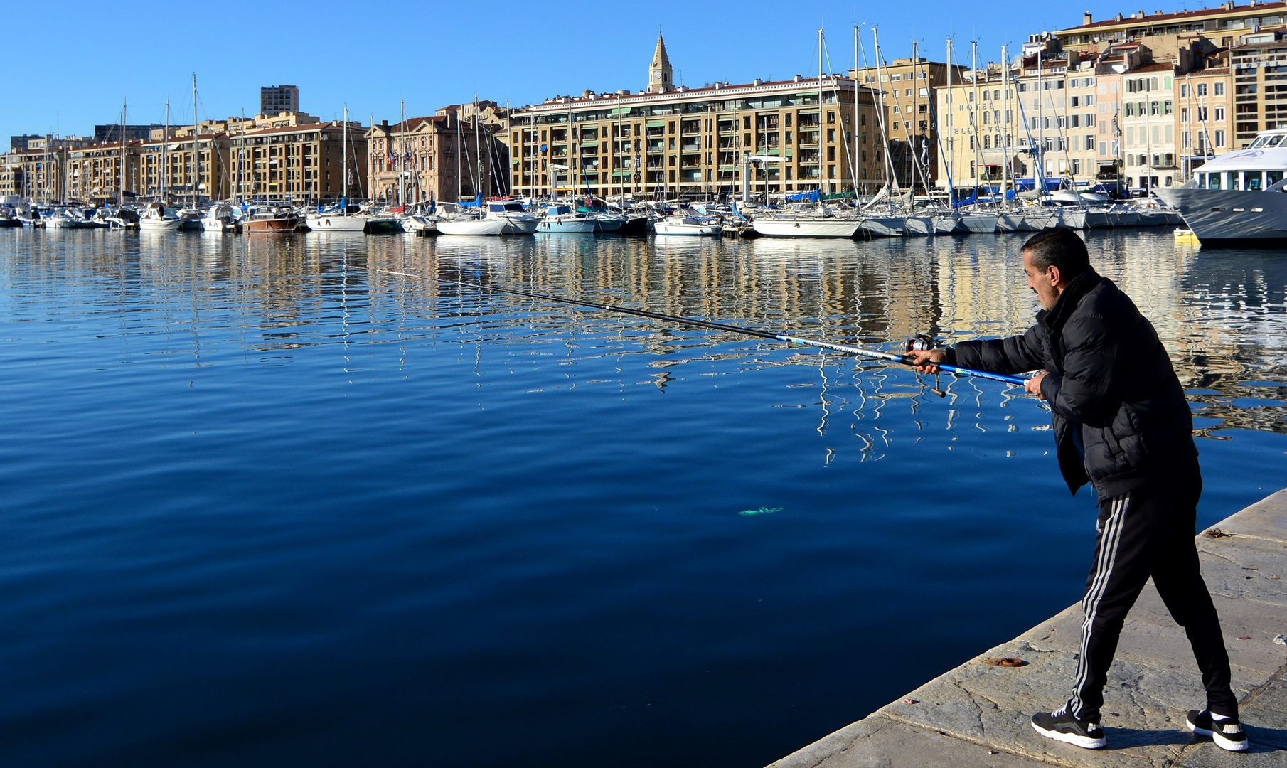 La pêche dans le Vieux Port n'est pas une bonne idée