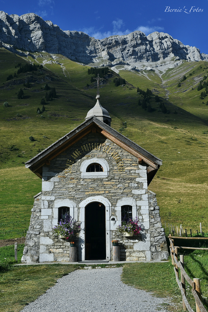 La petite chapelle du col des Aravis