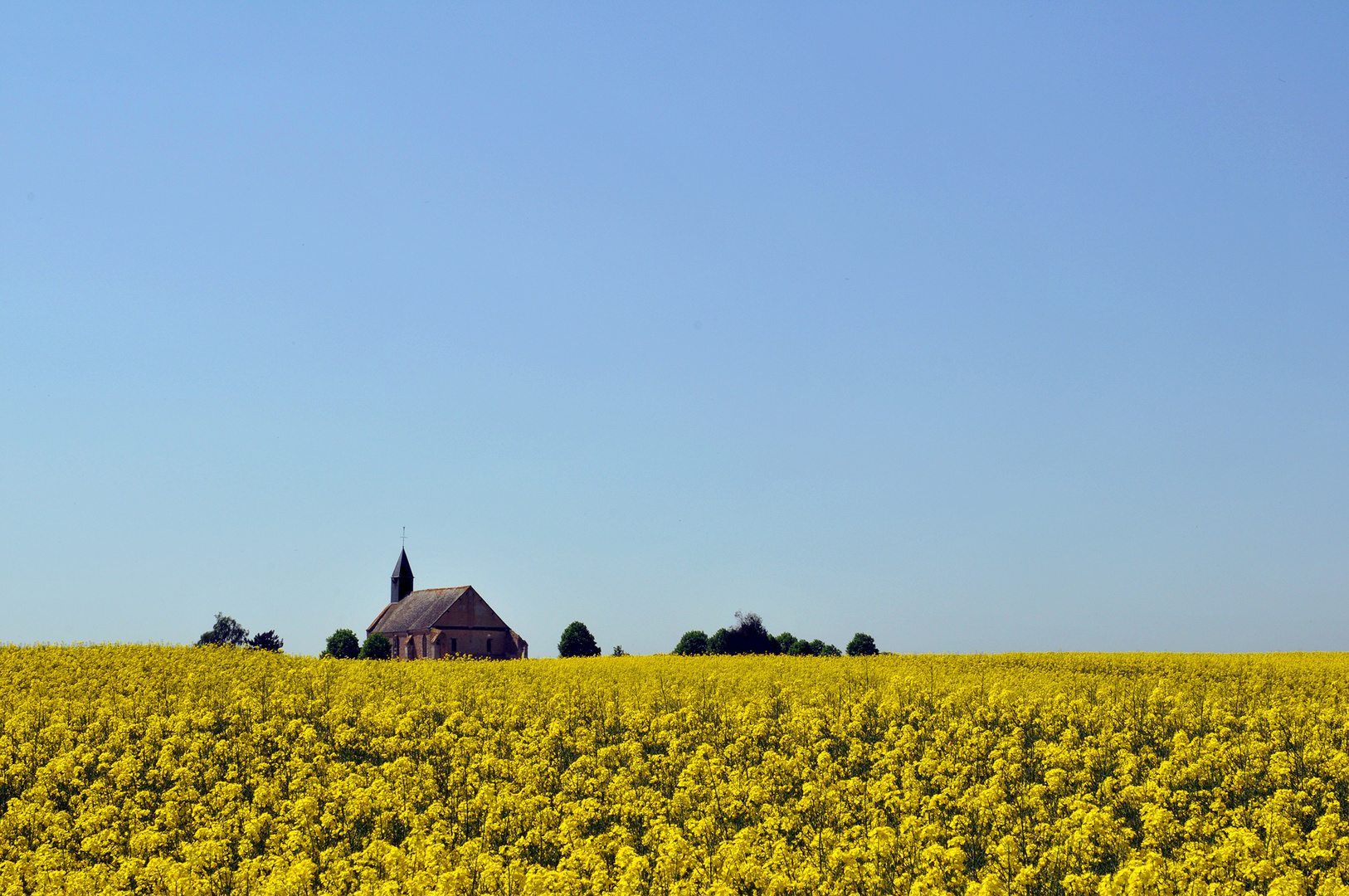 La petite église seule au milieu des champs.